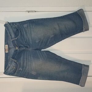 L.E.I. Ashley Low-rise, Size 15 Regular, Medium Light Denim Cuffed Capri Jeans